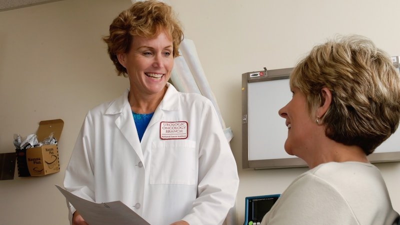 Femme discutant avec son médecin